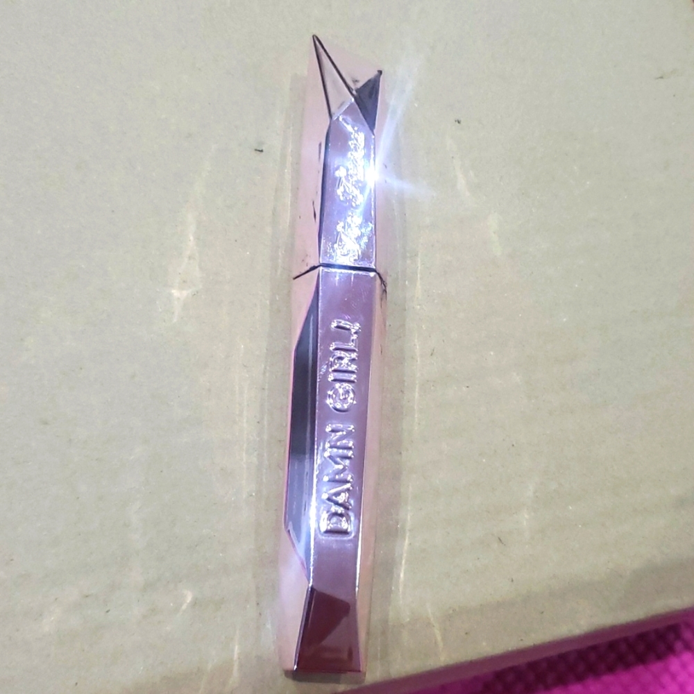 Damn girl Mascara